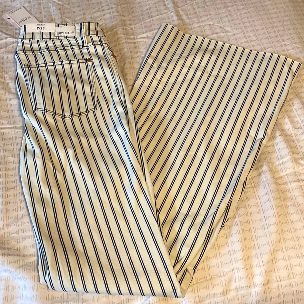 NWT JUDY BLUE FLARES